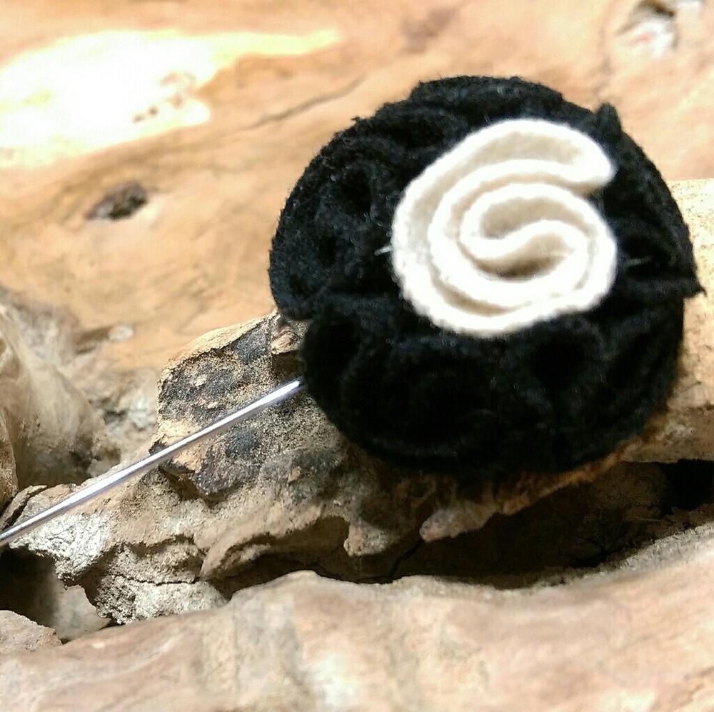 Exclusive 5 Fold Black/Ecru Lapel Accent
